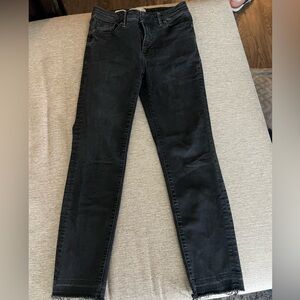 COMFORTABLE AND FLATTERING BLACK JEANS